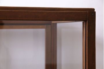レトロ家具　和製アンティーク　鉄脚付き　シンプルで使い勝手の良いレトロなガラスケース(ショーケース、飾り棚)