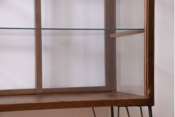 レトロ家具　和製アンティーク　鉄脚付き　シンプルで使い勝手の良いレトロなガラスケース(ショーケース、飾り棚)
