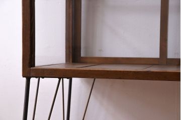 レトロ家具　和製アンティーク　鉄脚付き　シンプルで使い勝手の良いレトロなガラスケース(ショーケース、飾り棚)