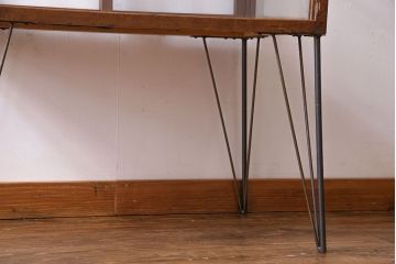 レトロ家具　和製アンティーク　鉄脚付き　シンプルで使い勝手の良いレトロなガラスケース(ショーケース、飾り棚)