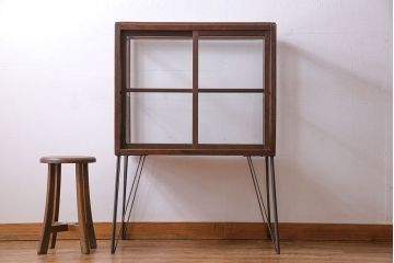 レトロ家具　和製アンティーク　鉄脚付き　シンプルで使い勝手の良いレトロなガラスケース(ショーケース、飾り棚)