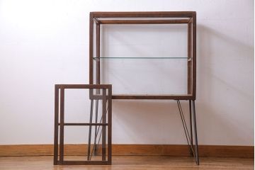 レトロ家具　和製アンティーク　鉄脚付き　シンプルで使い勝手の良いレトロなガラスケース(ショーケース、飾り棚)