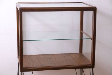 レトロ家具　和製アンティーク　鉄脚付き　シンプルで使い勝手の良いレトロなガラスケース(ショーケース、飾り棚)