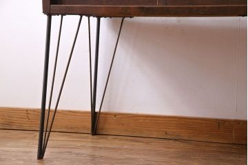 レトロ家具　和製アンティーク　鉄脚付き　シンプルで使い勝手の良いレトロなガラスケース(ショーケース、飾り棚)