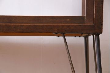 レトロ家具　和製アンティーク　鉄脚付き　シンプルで使い勝手の良いレトロなガラスケース(ショーケース、飾り棚)