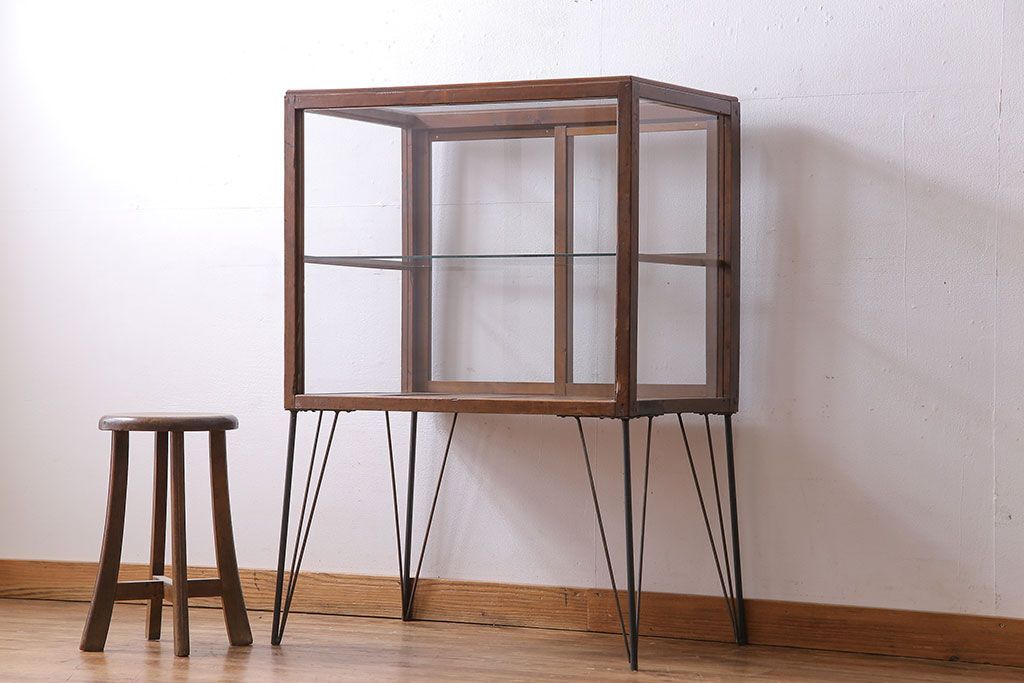 レトロ家具 和製アンティーク 鉄脚付き シンプルで使い勝手の良いレトロなガラスケース(ショーケース、飾り棚)