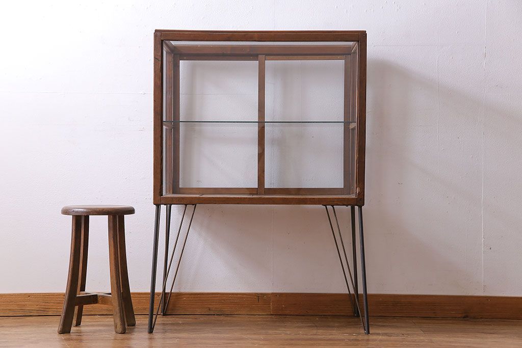 レトロ家具 和製アンティーク 鉄脚付き シンプルで使い勝手の良いレトロなガラスケース(ショーケース、飾り棚)