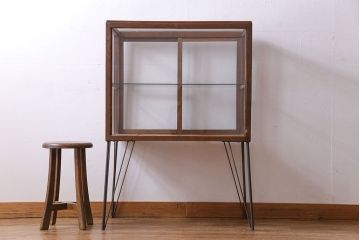 レトロ家具 和製アンティーク 鉄脚付き シンプルで使い勝手の良いレトロなガラスケース(ショーケース、飾り棚)