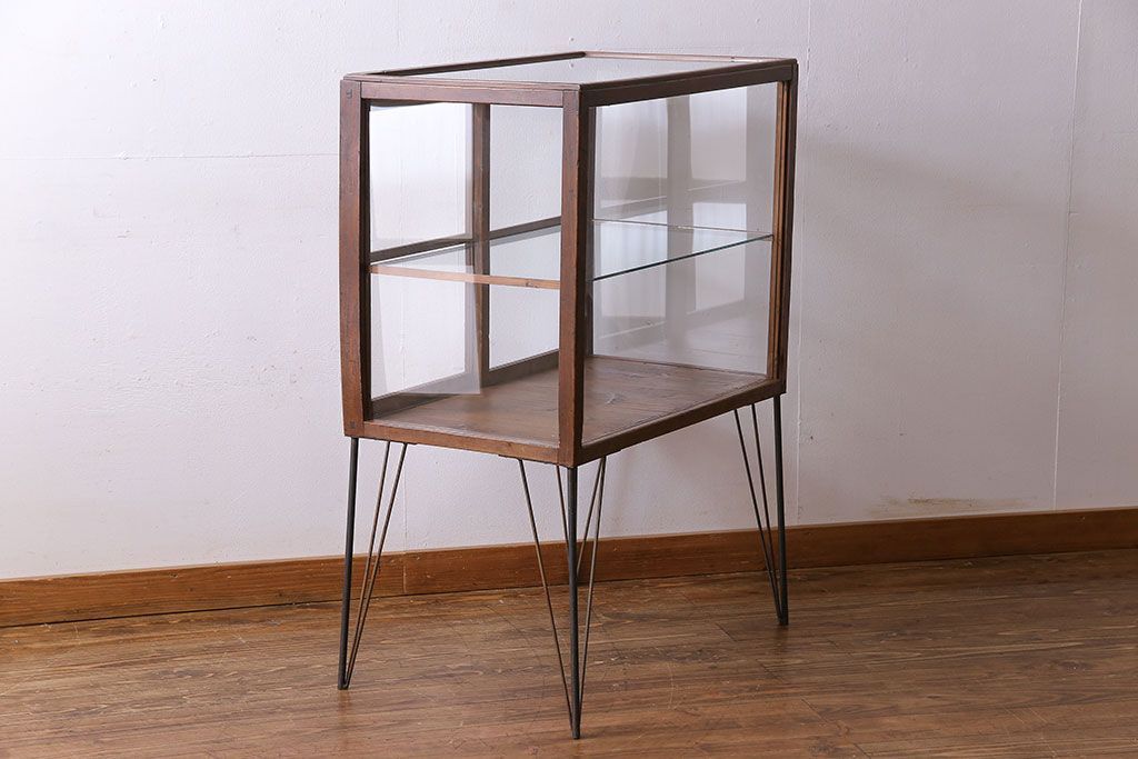 レトロ家具 和製アンティーク 鉄脚付き シンプルで使い勝手の良いレトロなガラスケース(ショーケース、飾り棚)