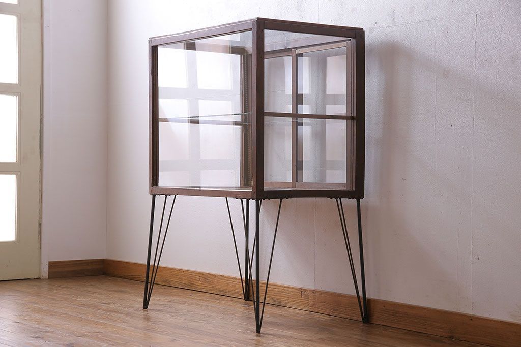 レトロ家具 和製アンティーク 鉄脚付き シンプルで使い勝手の良いレトロなガラスケース(ショーケース、飾り棚)