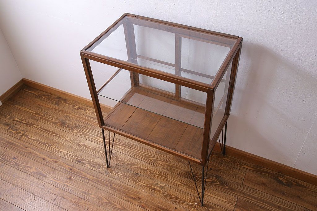 レトロ家具 和製アンティーク 鉄脚付き シンプルで使い勝手の良いレトロなガラスケース(ショーケース、飾り棚)