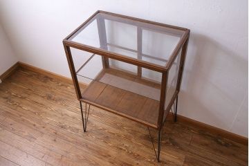 レトロ家具 和製アンティーク 鉄脚付き シンプルで使い勝手の良いレトロなガラスケース(ショーケース、飾り棚)