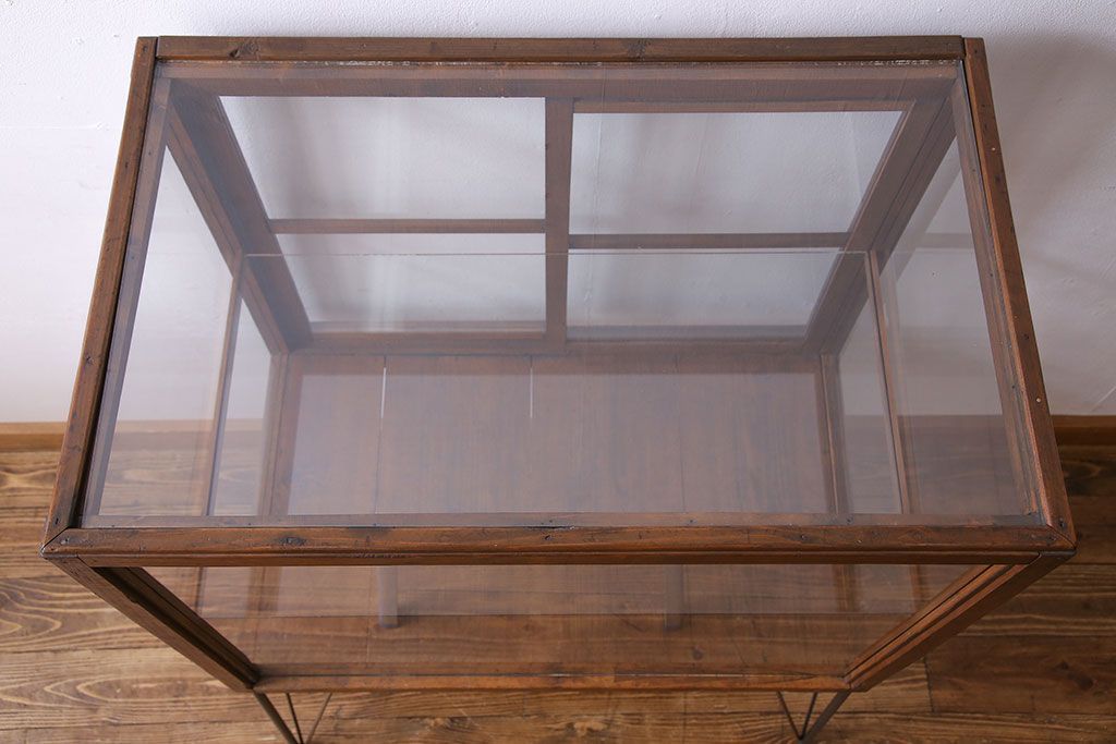 レトロ家具 和製アンティーク 鉄脚付き シンプルで使い勝手の良いレトロなガラスケース(ショーケース、飾り棚)