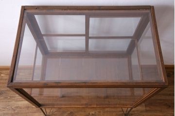 レトロ家具 和製アンティーク 鉄脚付き シンプルで使い勝手の良いレトロなガラスケース(ショーケース、飾り棚)
