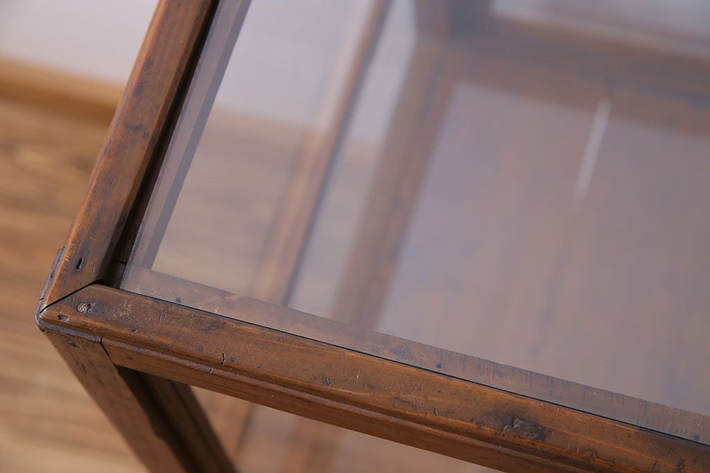 レトロ家具 和製アンティーク 鉄脚付き シンプルで使い勝手の良いレトロなガラスケース(ショーケース、飾り棚)