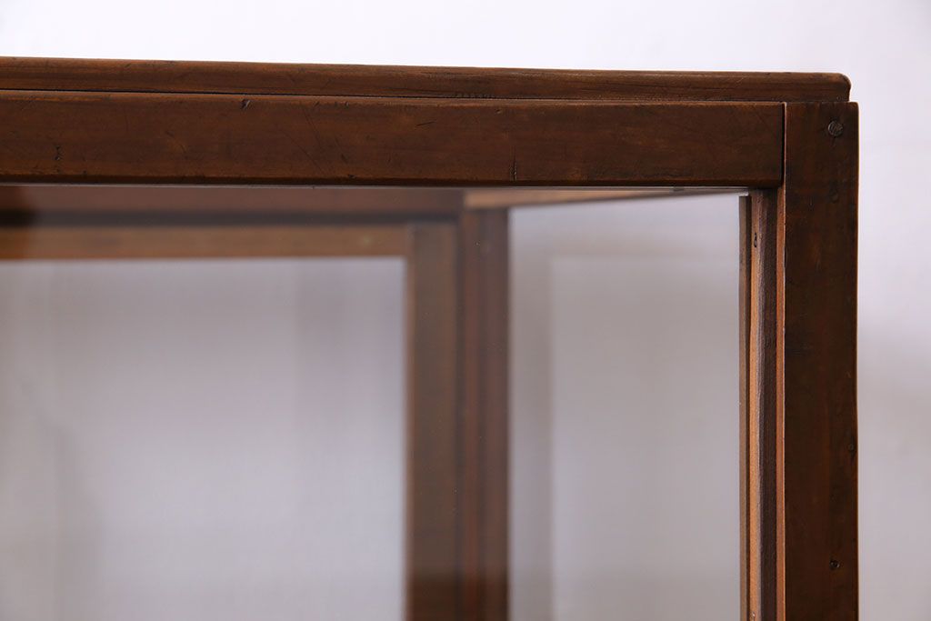 レトロ家具 和製アンティーク 鉄脚付き シンプルで使い勝手の良いレトロなガラスケース(ショーケース、飾り棚)