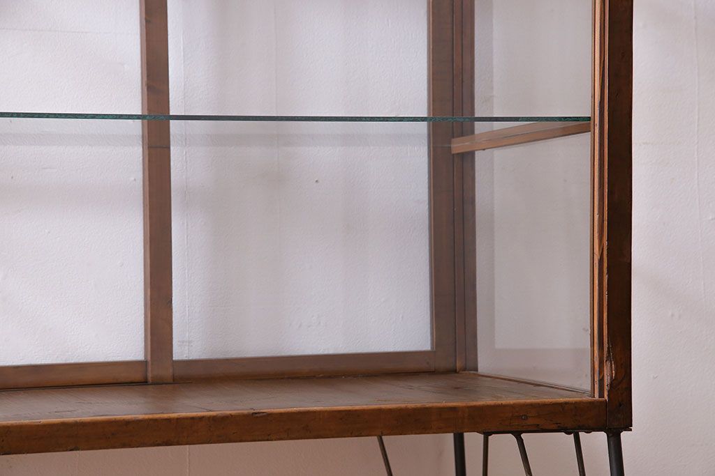 レトロ家具 和製アンティーク 鉄脚付き シンプルで使い勝手の良いレトロなガラスケース(ショーケース、飾り棚)
