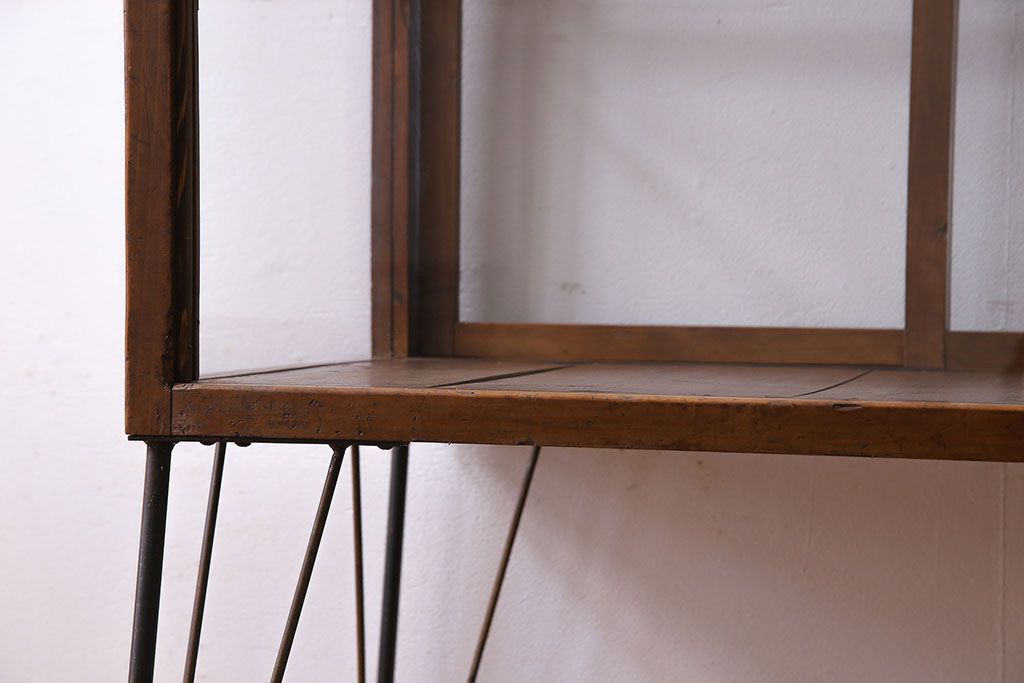 レトロ家具 和製アンティーク 鉄脚付き シンプルで使い勝手の良いレトロなガラスケース(ショーケース、飾り棚)