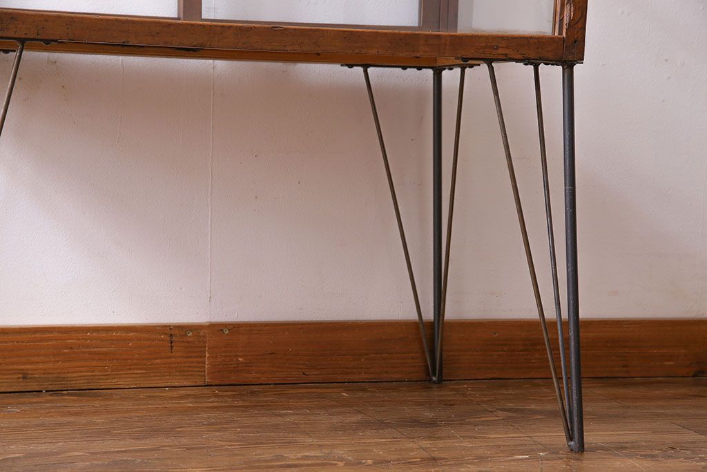 レトロ家具 和製アンティーク 鉄脚付き シンプルで使い勝手の良いレトロなガラスケース(ショーケース、飾り棚)