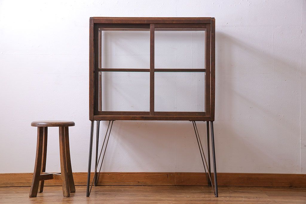 レトロ家具 和製アンティーク 鉄脚付き シンプルで使い勝手の良いレトロなガラスケース(ショーケース、飾り棚)