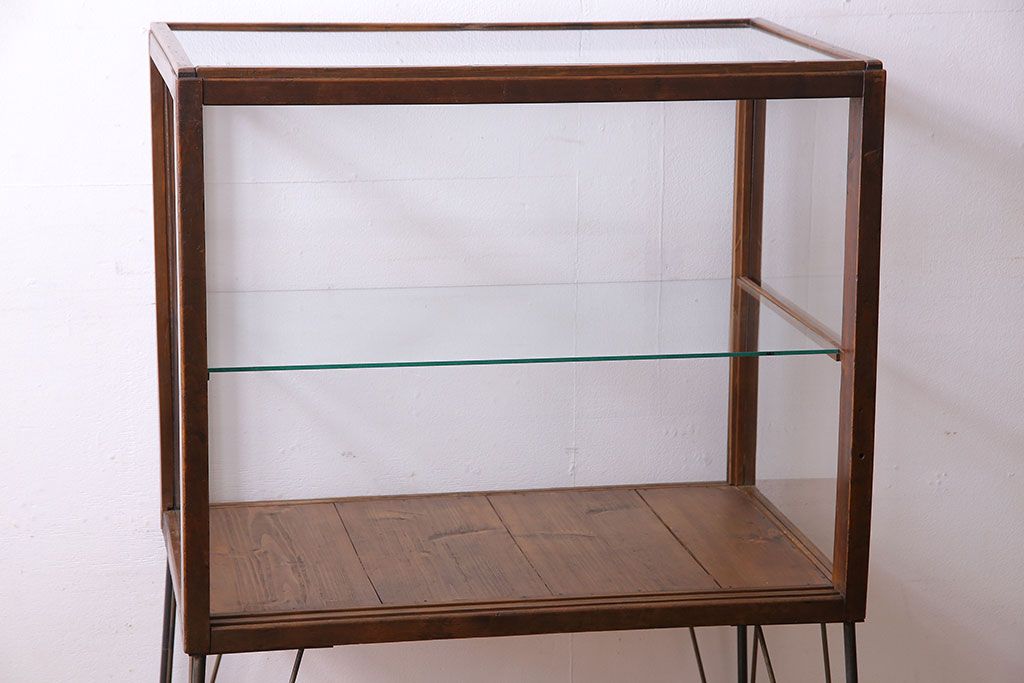 レトロ家具 和製アンティーク 鉄脚付き シンプルで使い勝手の良いレトロなガラスケース(ショーケース、飾り棚)