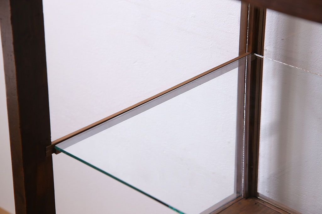 レトロ家具 和製アンティーク 鉄脚付き シンプルで使い勝手の良いレトロなガラスケース(ショーケース、飾り棚)