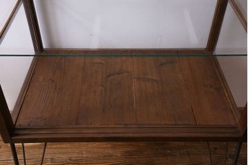 レトロ家具 和製アンティーク 鉄脚付き シンプルで使い勝手の良いレトロなガラスケース(ショーケース、飾り棚)