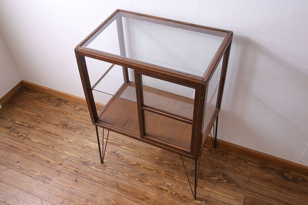 レトロ家具 和製アンティーク 鉄脚付き シンプルで使い勝手の良いレトロなガラスケース(ショーケース、飾り棚)