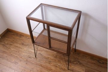 レトロ家具 和製アンティーク 鉄脚付き シンプルで使い勝手の良いレトロなガラスケース(ショーケース、飾り棚)