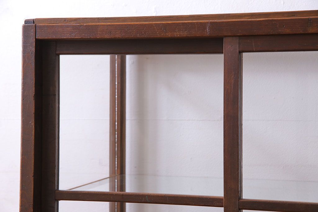 レトロ家具 和製アンティーク 鉄脚付き シンプルで使い勝手の良いレトロなガラスケース(ショーケース、飾り棚)