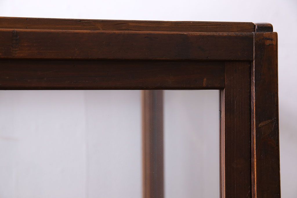 レトロ家具 和製アンティーク 鉄脚付き シンプルで使い勝手の良いレトロなガラスケース(ショーケース、飾り棚)