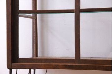 レトロ家具 和製アンティーク 鉄脚付き シンプルで使い勝手の良いレトロなガラスケース(ショーケース、飾り棚)