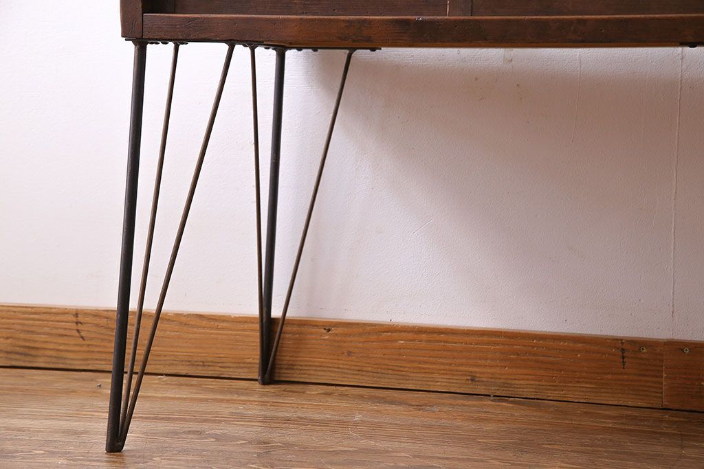 レトロ家具 和製アンティーク 鉄脚付き シンプルで使い勝手の良いレトロなガラスケース(ショーケース、飾り棚)