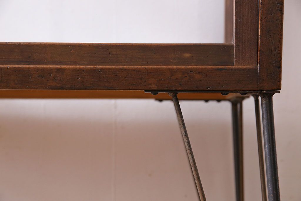 レトロ家具 和製アンティーク 鉄脚付き シンプルで使い勝手の良いレトロなガラスケース(ショーケース、飾り棚)