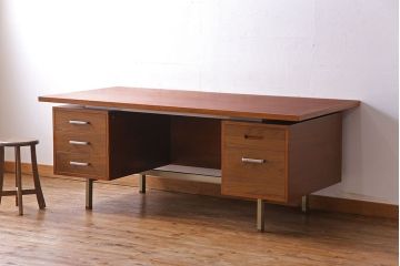 ビンテージ家具　1970年頃　大型　温もりを感じるチーク材のヴィンテージデスク(両袖机)