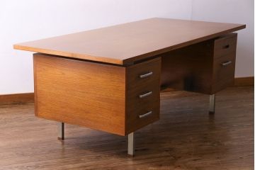 ビンテージ家具　1970年頃　大型　温もりを感じるチーク材のヴィンテージデスク(両袖机)