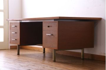 ビンテージ家具　1970年頃　大型　温もりを感じるチーク材のヴィンテージデスク(両袖机)