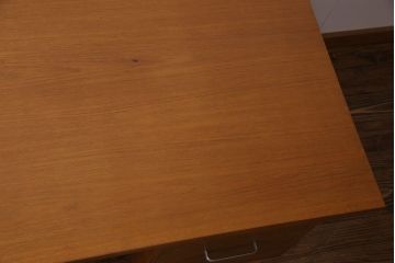 ビンテージ家具　1970年頃　大型　温もりを感じるチーク材のヴィンテージデスク(両袖机)