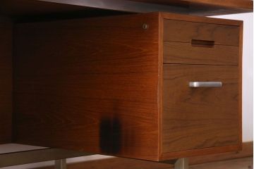 ビンテージ家具　1970年頃　大型　温もりを感じるチーク材のヴィンテージデスク(両袖机)
