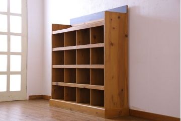 【F様ご成約分】中古　パイン無垢材　黒板ペイントがアクセントの本棚(収納棚、マス目棚、飾り棚)