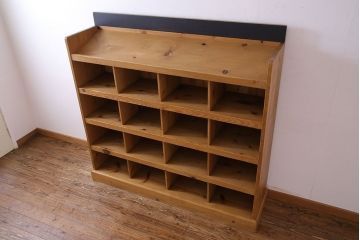 【F様ご成約分】中古　パイン無垢材　黒板ペイントがアクセントの本棚(収納棚、マス目棚、飾り棚)