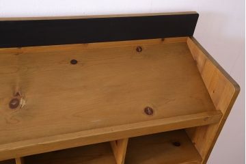 【F様ご成約分】中古　パイン無垢材　黒板ペイントがアクセントの本棚(収納棚、マス目棚、飾り棚)