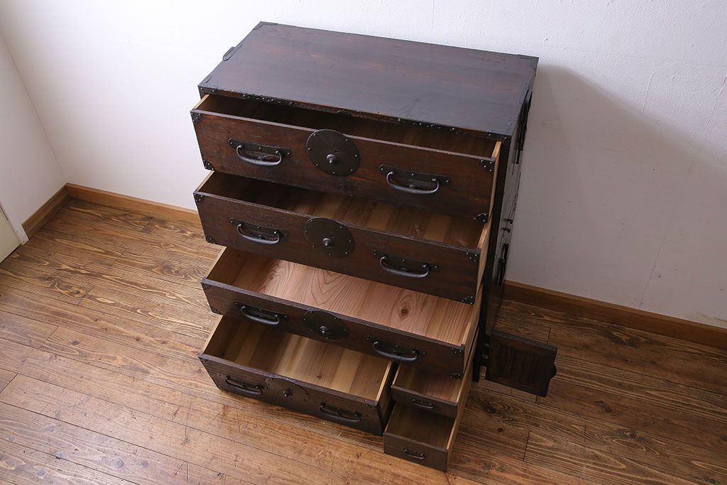 アンティーク家具　明治期!立派な金具が目を惹くアンティークチェスト(時代箪笥、衣装箪笥、重ね箪笥)