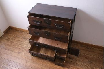 アンティーク家具　明治期!立派な金具が目を惹くアンティークチェスト(時代箪笥、衣装箪笥、重ね箪笥)