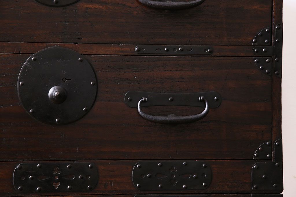 アンティーク家具　明治期!立派な金具が目を惹くアンティークチェスト(時代箪笥、衣装箪笥、重ね箪笥)