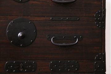 アンティーク家具　明治期!立派な金具が目を惹くアンティークチェスト(時代箪笥、衣装箪笥、重ね箪笥)