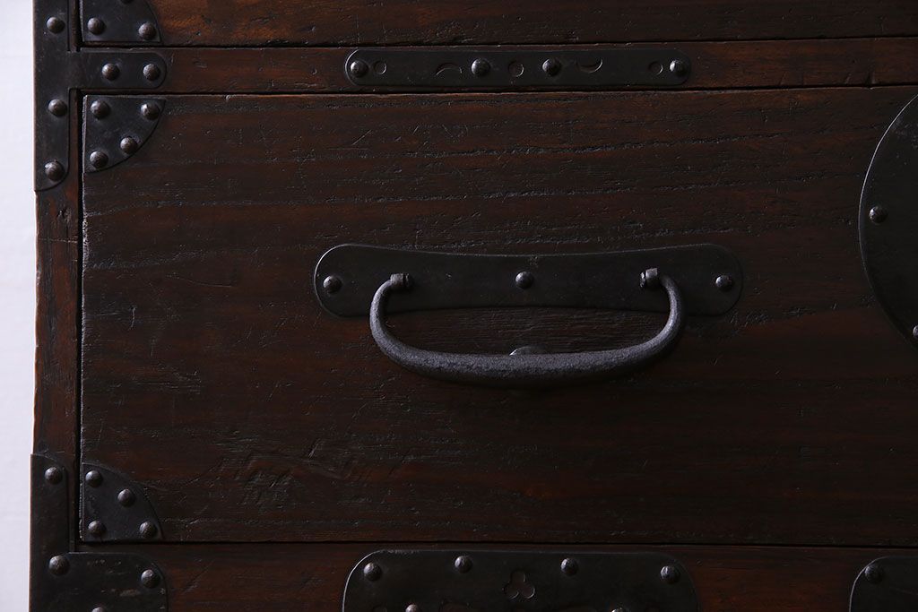 アンティーク家具　明治期!立派な金具が目を惹くアンティークチェスト(時代箪笥、衣装箪笥、重ね箪笥)