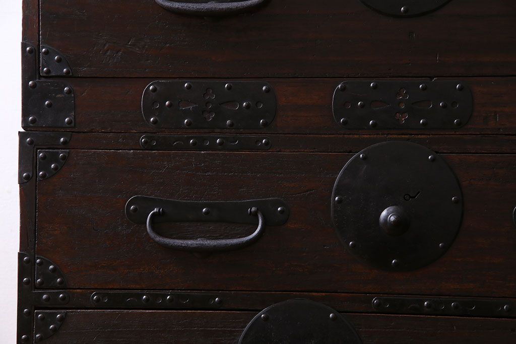アンティーク家具　明治期!立派な金具が目を惹くアンティークチェスト(時代箪笥、衣装箪笥、重ね箪笥)