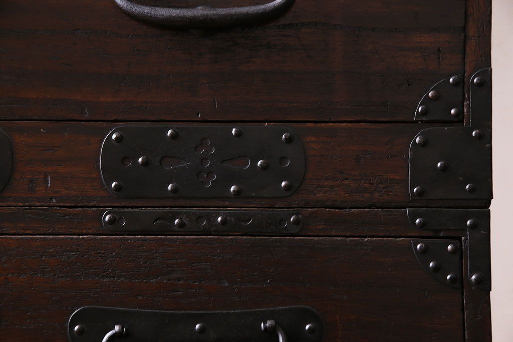 アンティーク家具　明治期!立派な金具が目を惹くアンティークチェスト(時代箪笥、衣装箪笥、重ね箪笥)