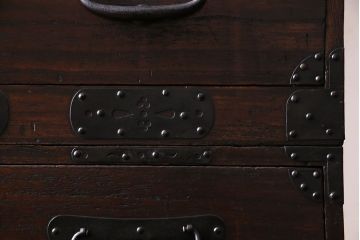 アンティーク家具　明治期!立派な金具が目を惹くアンティークチェスト(時代箪笥、衣装箪笥、重ね箪笥)